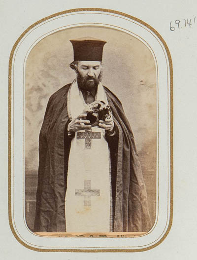 Portrait of a minister holding a skull Carte de visite