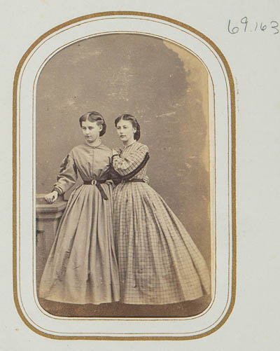 Two unidentified women Carte de visite