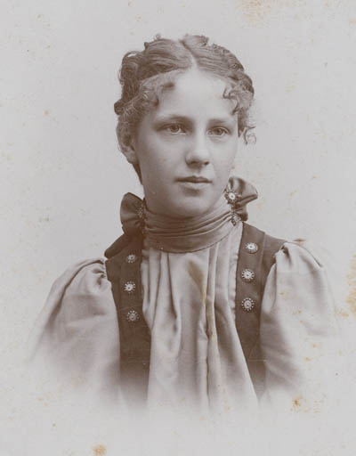 Ina Frances Jennings (later Richardson) Cabinet card