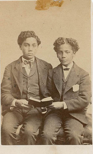 Unidentified group portrait of two boys Carte de visite