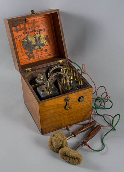 Wet cell battery with eye sponges belonging to Francis Parkman Wood, brass, glass, nickel, sponge